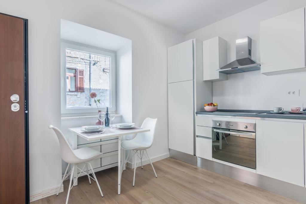 Apartment Klara Free Parking, Center Pula Extérieur photo